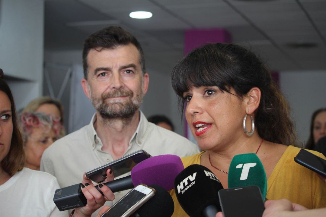 La candidata de Adelante Andalucía, Teresa Rodríguez, acompañada del cabeza de cartel de la coalición por Sevilla, Antonio Maíllo