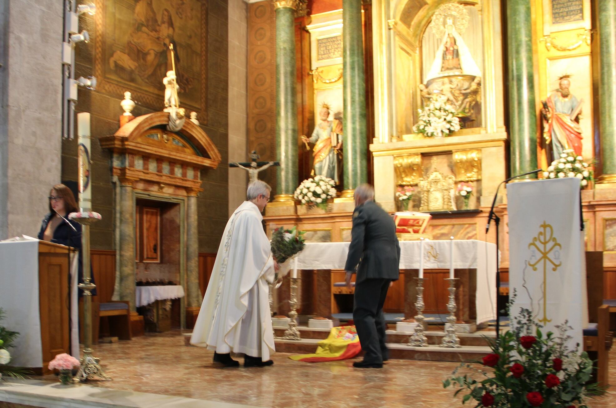 Ofrenda de la bandera de España ante la Virgen de El Henar