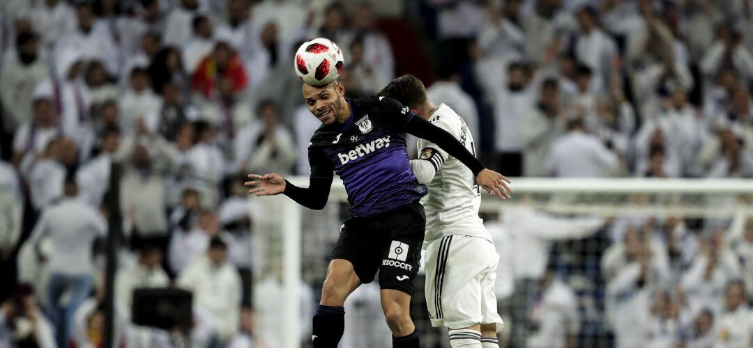 Martin Braithwaite (CD Leganés) compite por un balón con Sergio Ramos (Real Madrid CF) durante el partido de Copa Rey de la temporada pasada