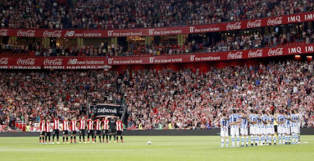 Los jugadores de Athletic y Real Sociedad, durante un minuto de silencio en San Mamés