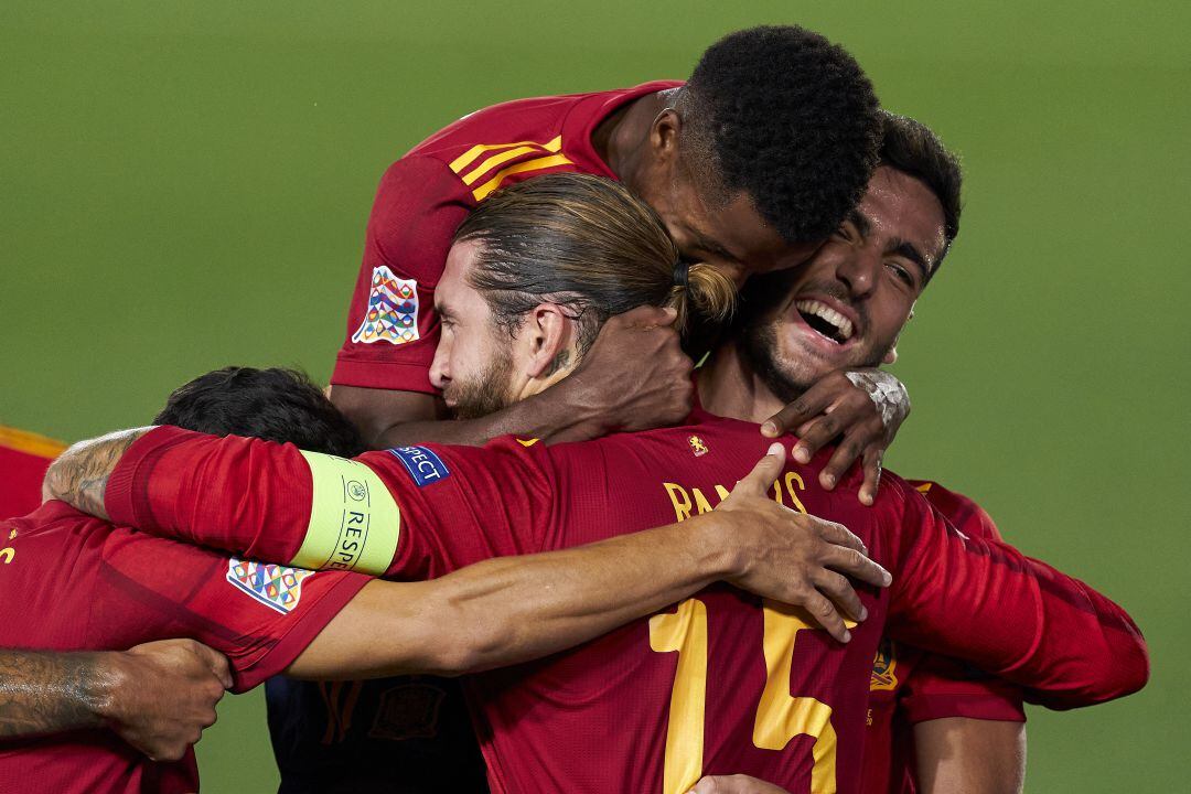 Ansu Fati, Sergio Ramos y Mikel Merino celebran un gol de la Roja.