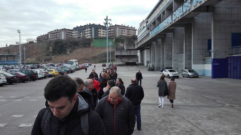 Cola de aficionados a las nueve de la mañana ante el Estadio Carlos Tartiere.