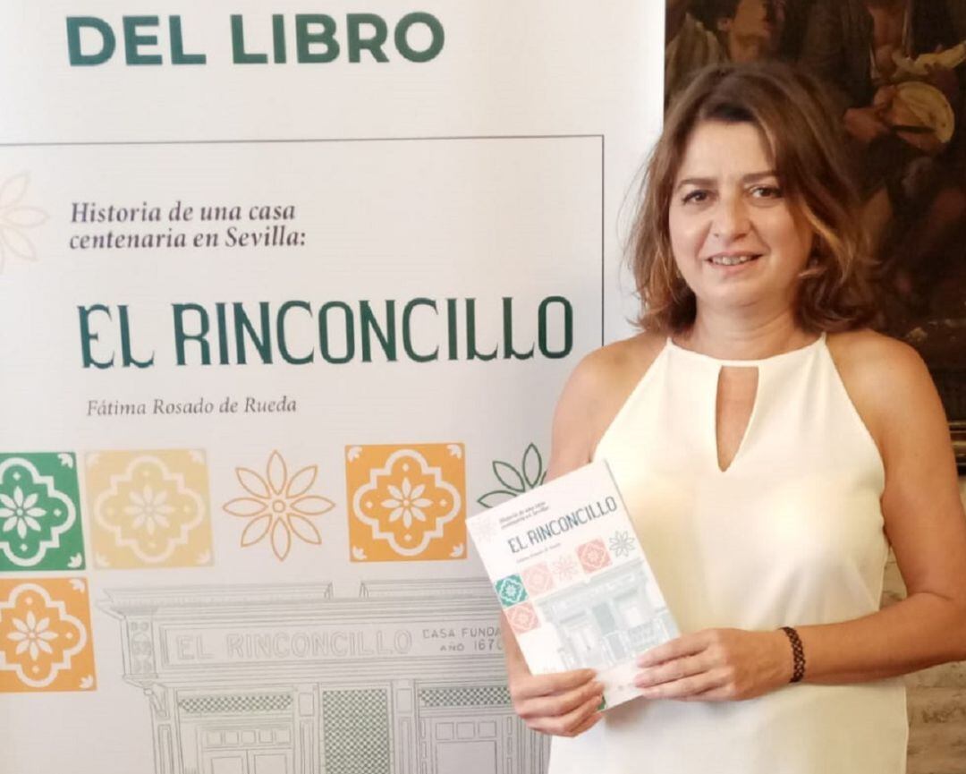 Fátima Rosado de Rueda posa con su libro sobre la historia del Rinconcillo