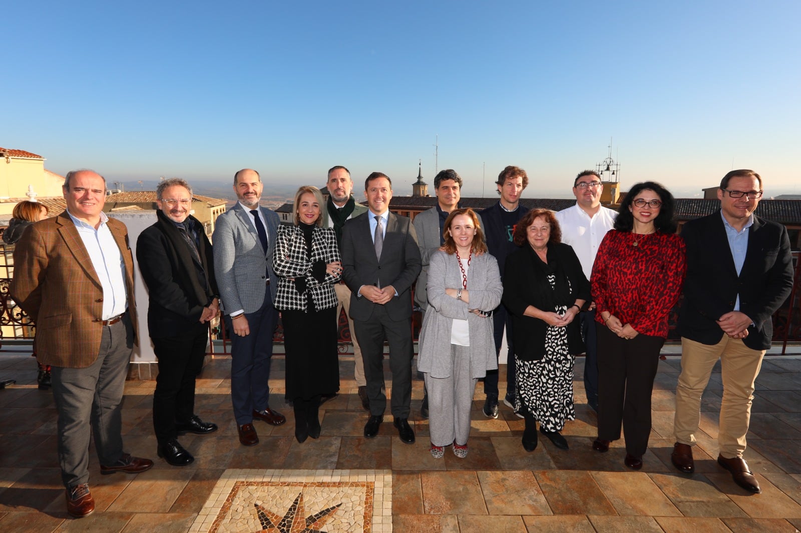 Carlos Velázquez con miembros de su equipo de Gobierno