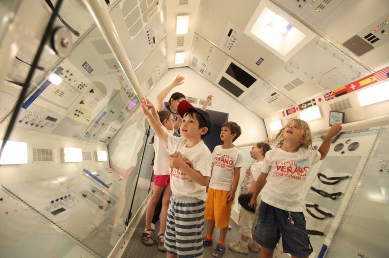 Niños de la Escuela de Verano de CACSA en el simulador de la Estación Espacial Internacional