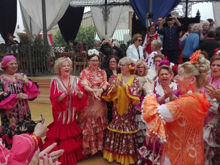 Un grupo de mujeres junto al templete municipal