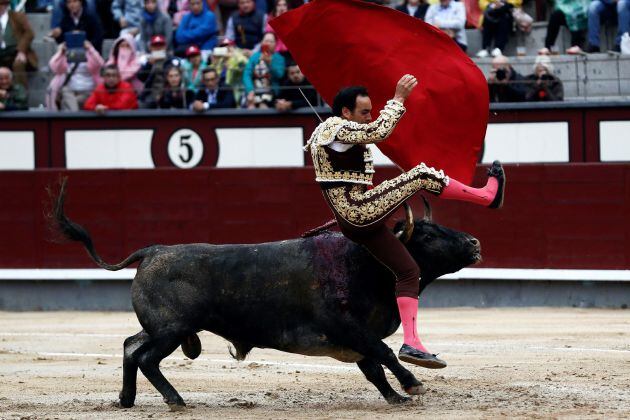 El diestro Manuel Jesús &quot;El Cid&quot; volteado durante el trigésimo primer festejo de la Feria de San Isidro celebrado en la plaza de toros de Las Ventas, compartiendo cartel con Pepe Moral y Ángel Sánchez, lidiando reses de Adolfo Martín