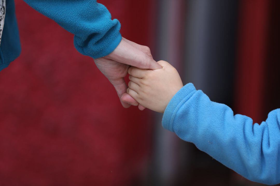 Un niño camina de la mano durante el segundo día de desconfinamiento de niños y preadolescentes durante el estado de alarma por la crisis del coronavirus 