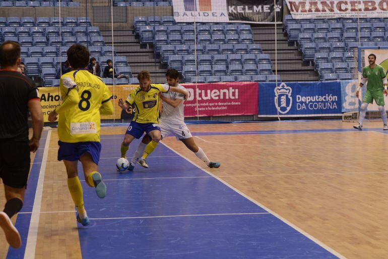 Palmas pugna por un balón con Juanillo ante la mirada de Pablo Salado