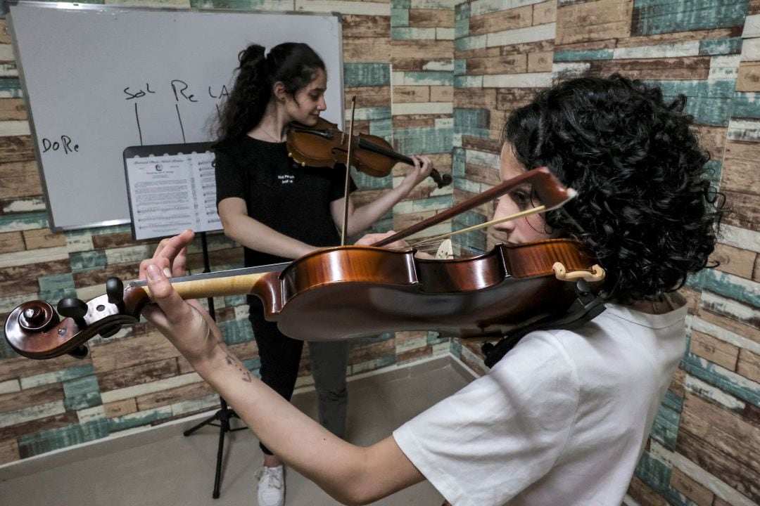 Jóvenes palestinas practican violín en Hebrón. 