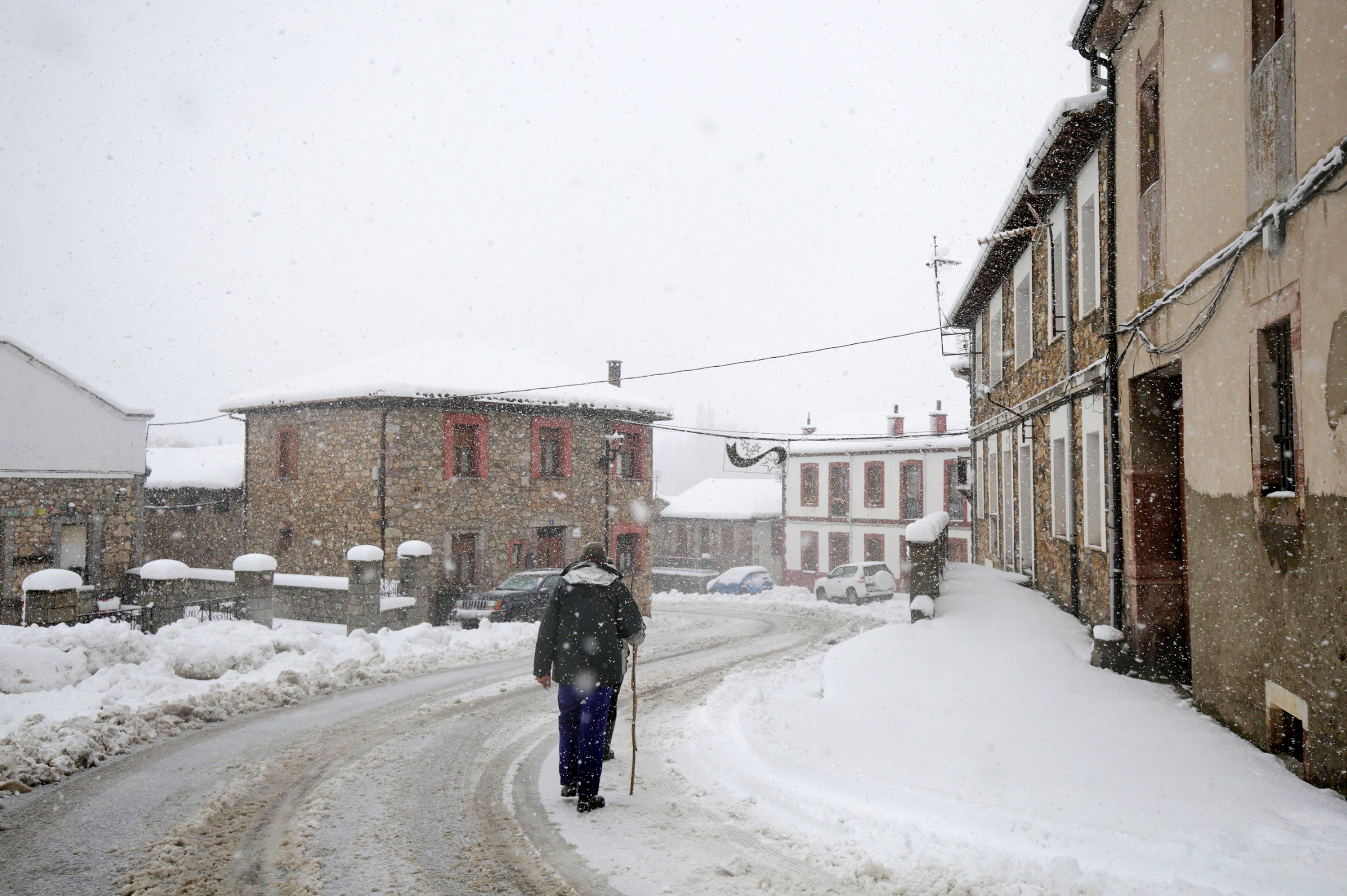 Vista de una calle nevada en Vegacervera, como consecuencia del temporal de frío y nieve que sigue afectando al norte de la provincia de León. EFE/J.Casares