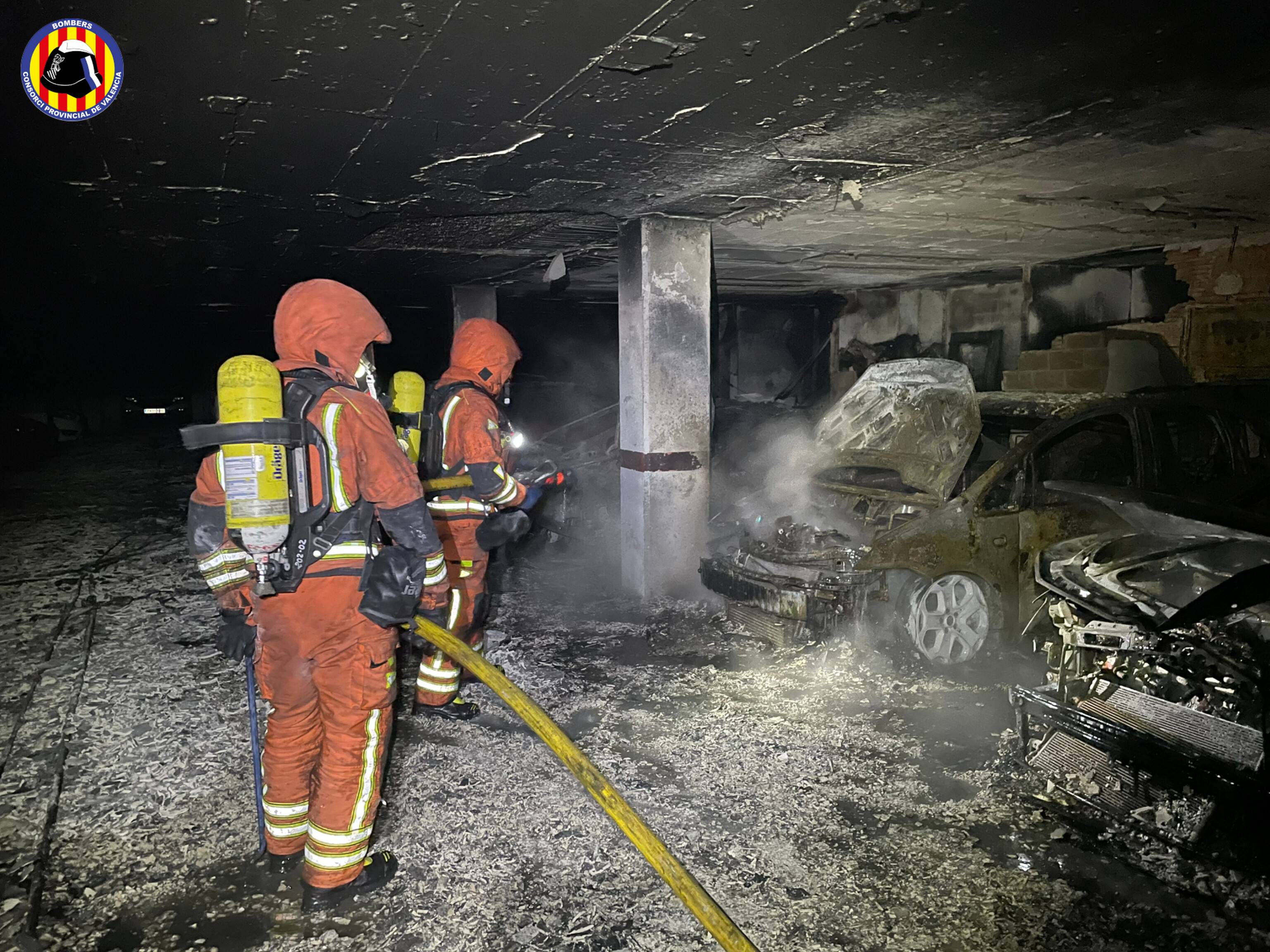 Bomberos del Consorcio Provincial de Bomberos de València sofocan un incendio en un garaje de Alaquàs, que ha obligado a desalojar a varias familias. Fuente: Consorcio provincial de Bomberos