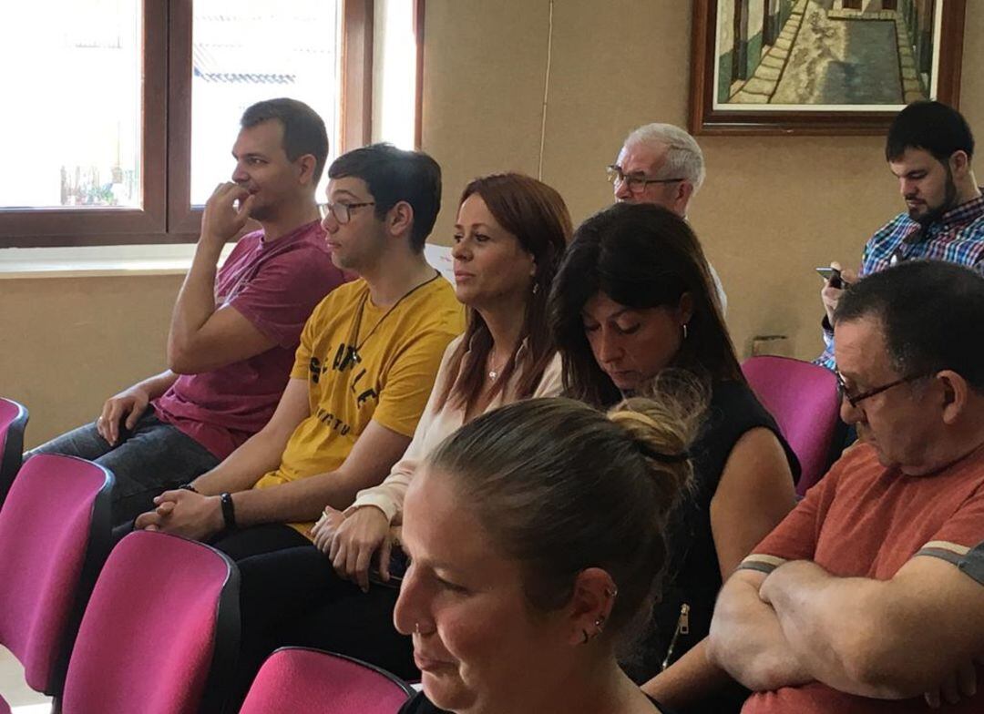 Sanchís junto a un alumno en el pleno