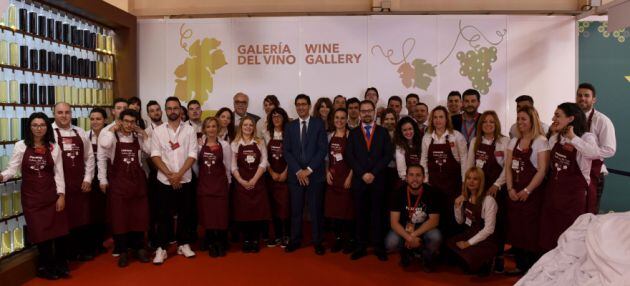 Jose Manuel Caballero, presidente de Fenavin con los trabajadores de la feria en 2017