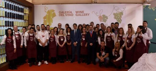 Jose Manuel Caballero, presidente de Fenavin con los trabajadores de la feria en 2017