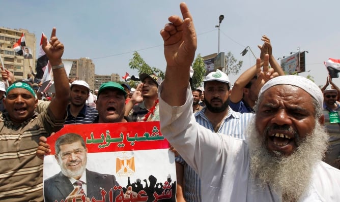 Los Hermanos Musulmanes mantienen su apoyo al expresidente Mursi en la plaza de Raba El-Adwyia en El Cairo