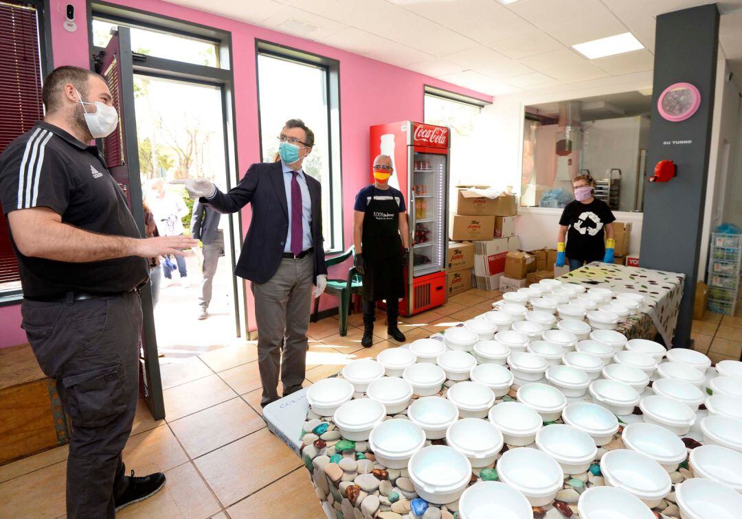 Visita del alcalde de Murcia, José Ballesta, a la &#039;Olla Solidaria&#039; de Santa María de Gracia