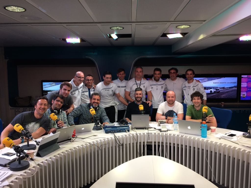 El equipo de fútbol sala de la ONCE de Albacete durante su visita a los estudios centrales de la Cadena SER con el equipo de Carrusel Deportivo