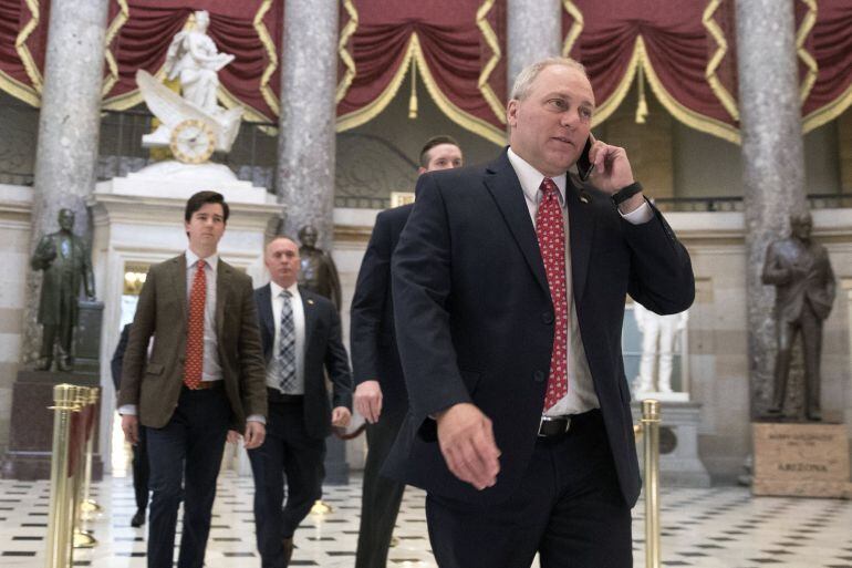 Fotografía de archivo fechada el 4 de mayo de 2017 que muestra al congresista republicano Steve Scalise (d), en el Capitolio de Washington