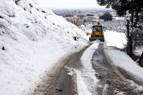 Màquina netejant un camí