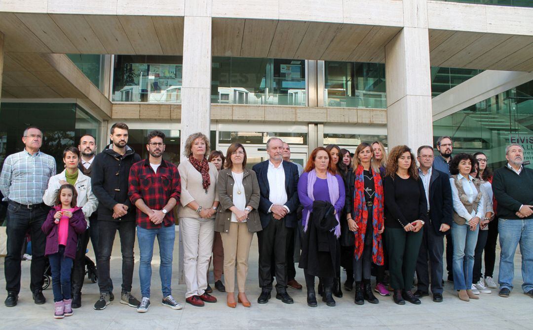 Imagen de la concentración delante de la sede del Consell de Ibiza