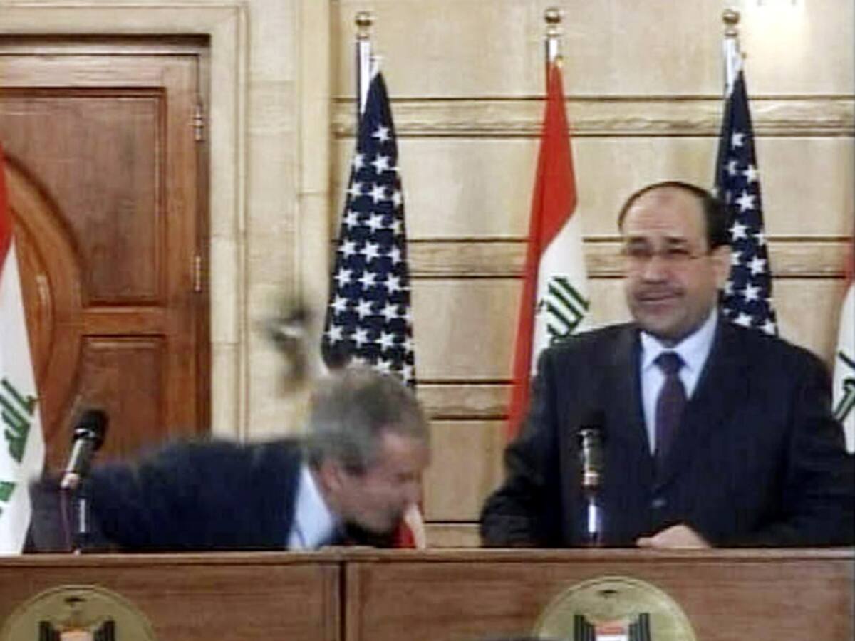 Un reportero arroja unos zapatos a Bush y le llama "perro"