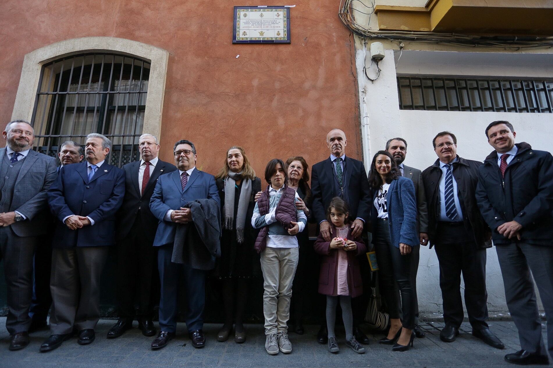 Foto de familia tras la inauguración del azulejo en recuerdo de Antonio Dubé de Luque