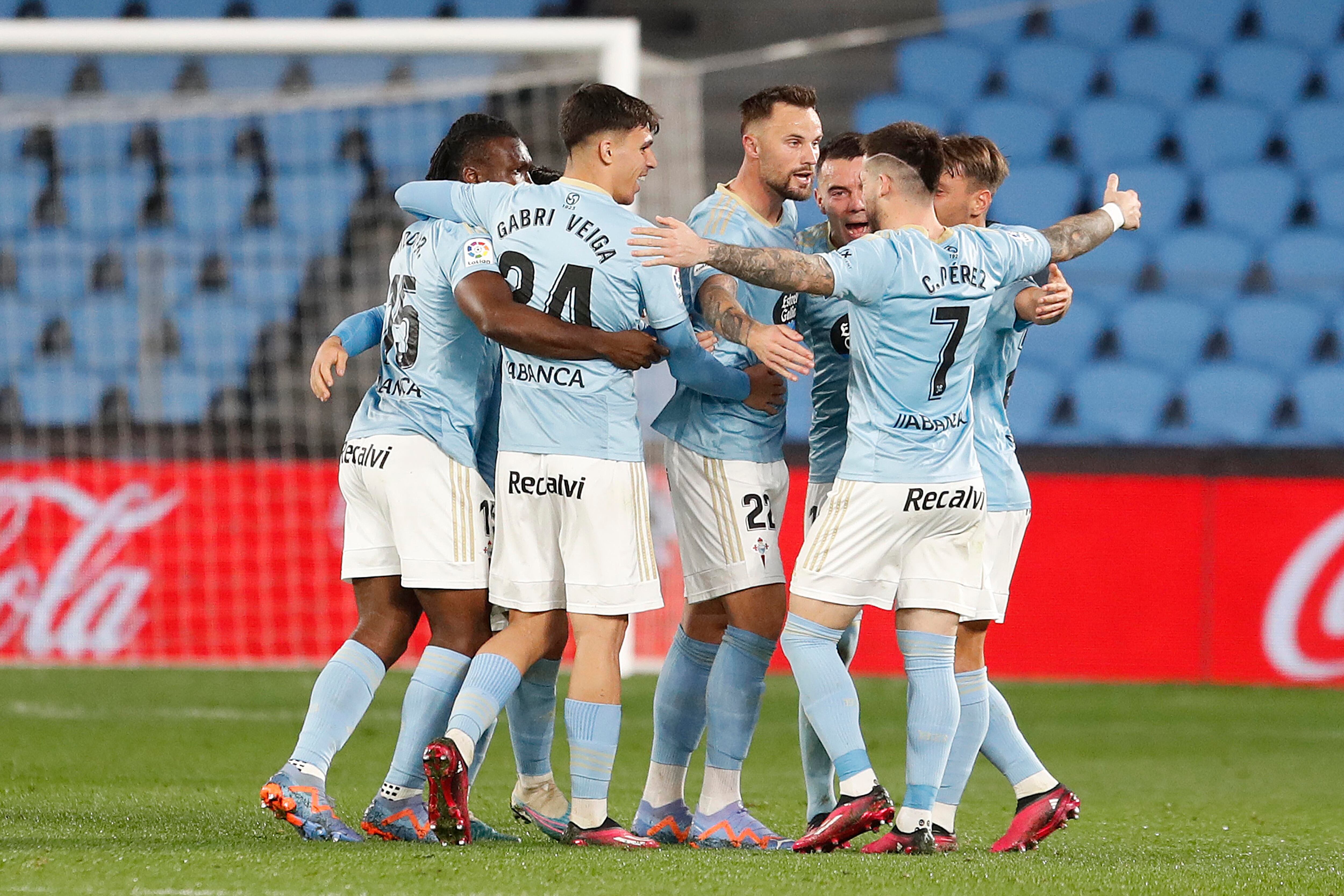 Vigo (Pontevedra), 11/03/2023.- Los jugadores del Celta celebran el segundo gol del equipo gallego durante el encuentro correspondiente a la jornada 25 de primera división que disputan hoy sábado frente al Rayo Vallecano en el estadio Balaidos de Vigo. EFE / Salvador Sas.
