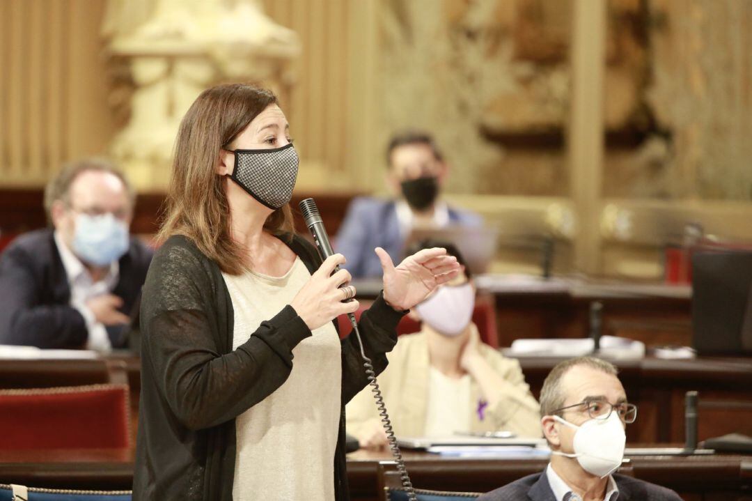 La presidenta del Govern, Francina Armengol, en el pleno del Parlament.