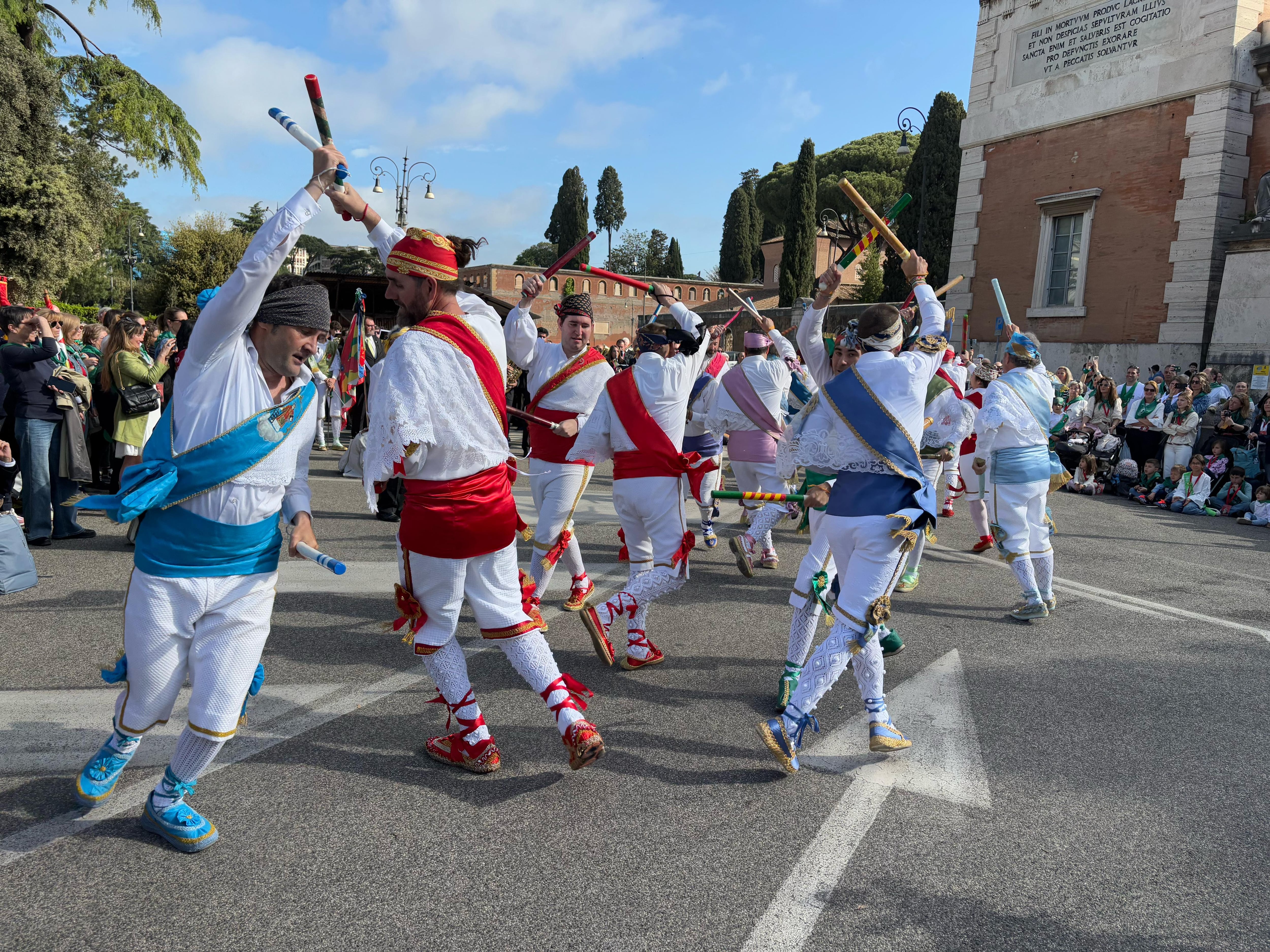 Los danzantes de Huesca en plena actuación en Roma