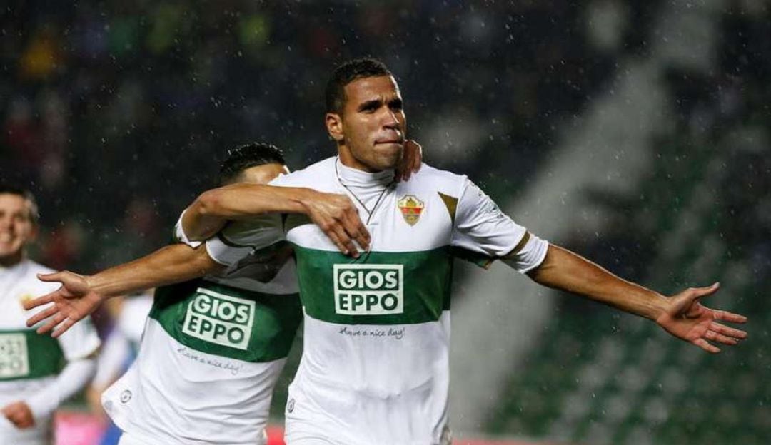 Jonathas celebra uno de sus goles con el Elche en Primera