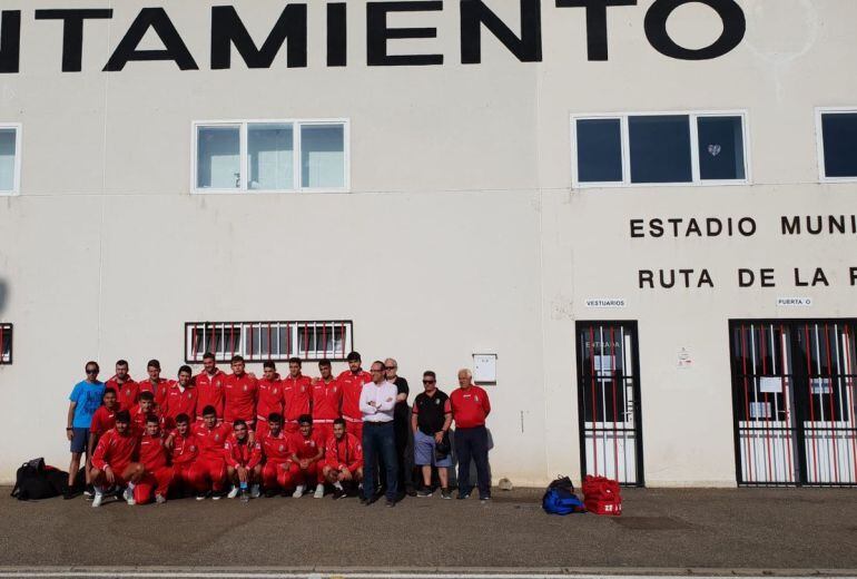 La plantilla rojipardilla posa frente a un Ruta de la Plata cerrado