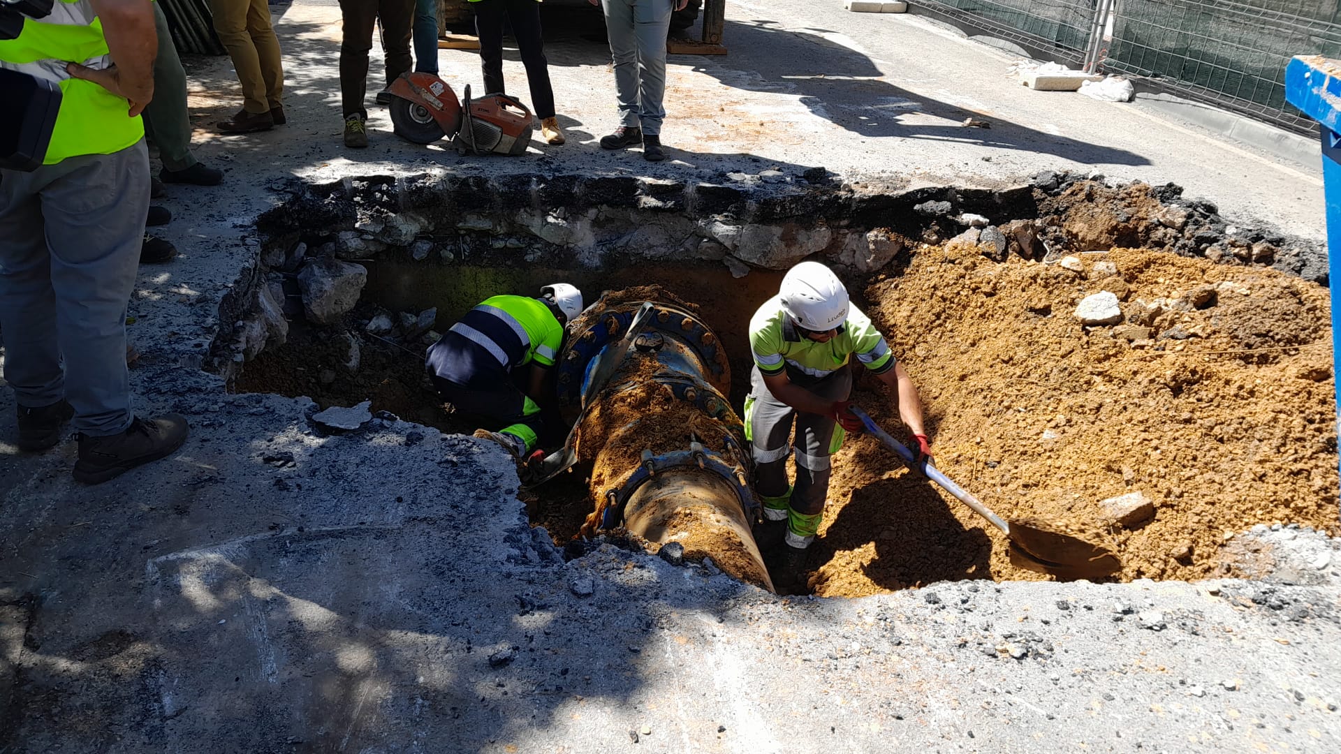 Operarios trabajando en la reparación de la avería en Puertollano