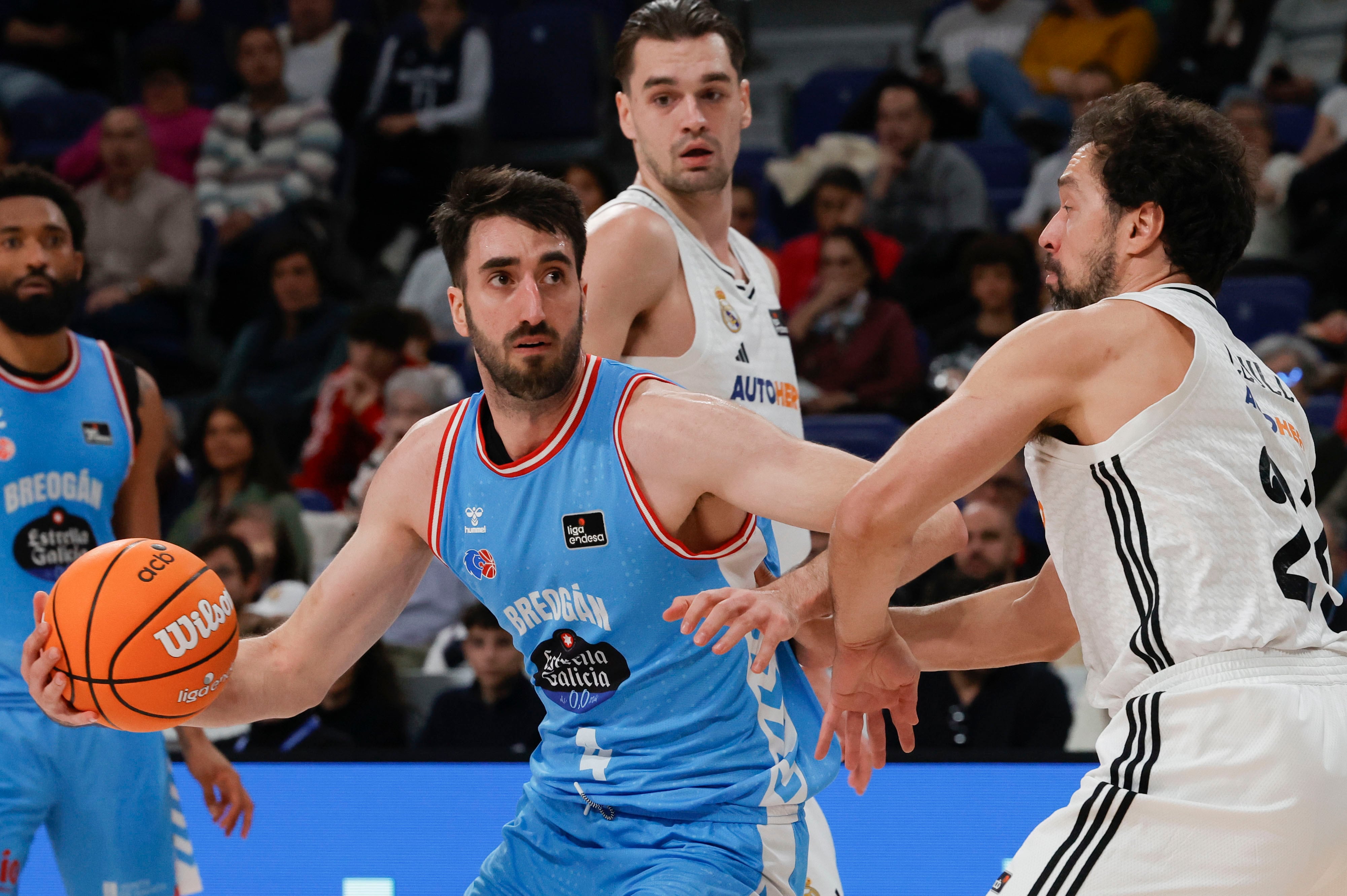 MADRID, 15/12/2024.- El alero del Río Breogán Eric Vila (i) controla la pelota ante el escolta del Real Madrid Sergio Llull (d) durante el partido de Liga ACB Endesa disputado este domingo en el Wizink Center de Madrid. EFE/Zipi Aragón
