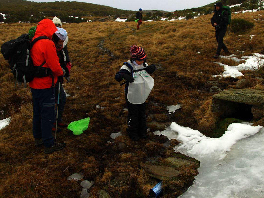 Participantes en la actividad de limpieza