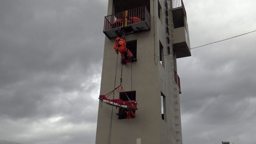 Rescate en un edificio utilizando la torre de bomberos del parque de Peal de Becerro