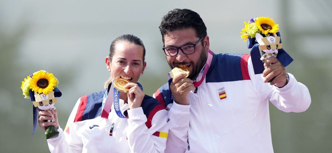 Fátima Gálvez y Alberto Fernández muerden la medalla de oro en equipo mixto de foso olímpico en los Juegos de Tokyo 2020