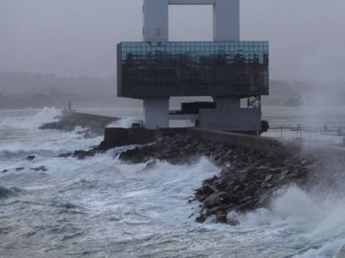 'Hugo' deja olas de 11 metros y rachas de viento de 130 kilómetros por hora