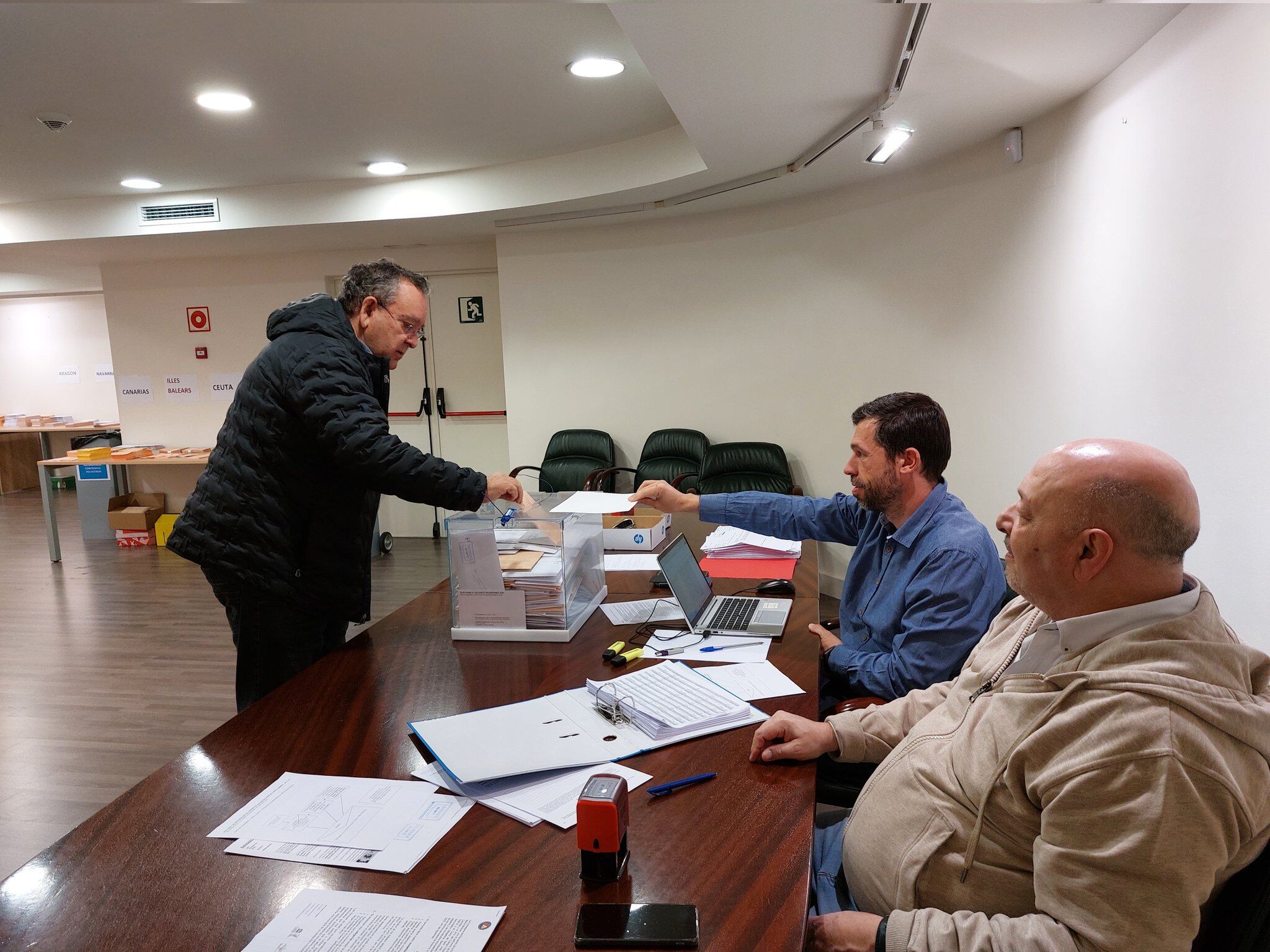 Un votant diposita el seu vot al consolat general d&#039;Espanya a Andorra.