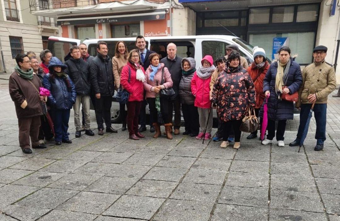 El taller prelaboral de Peñafiel, presentando un nuevo vehículo hace unos meses