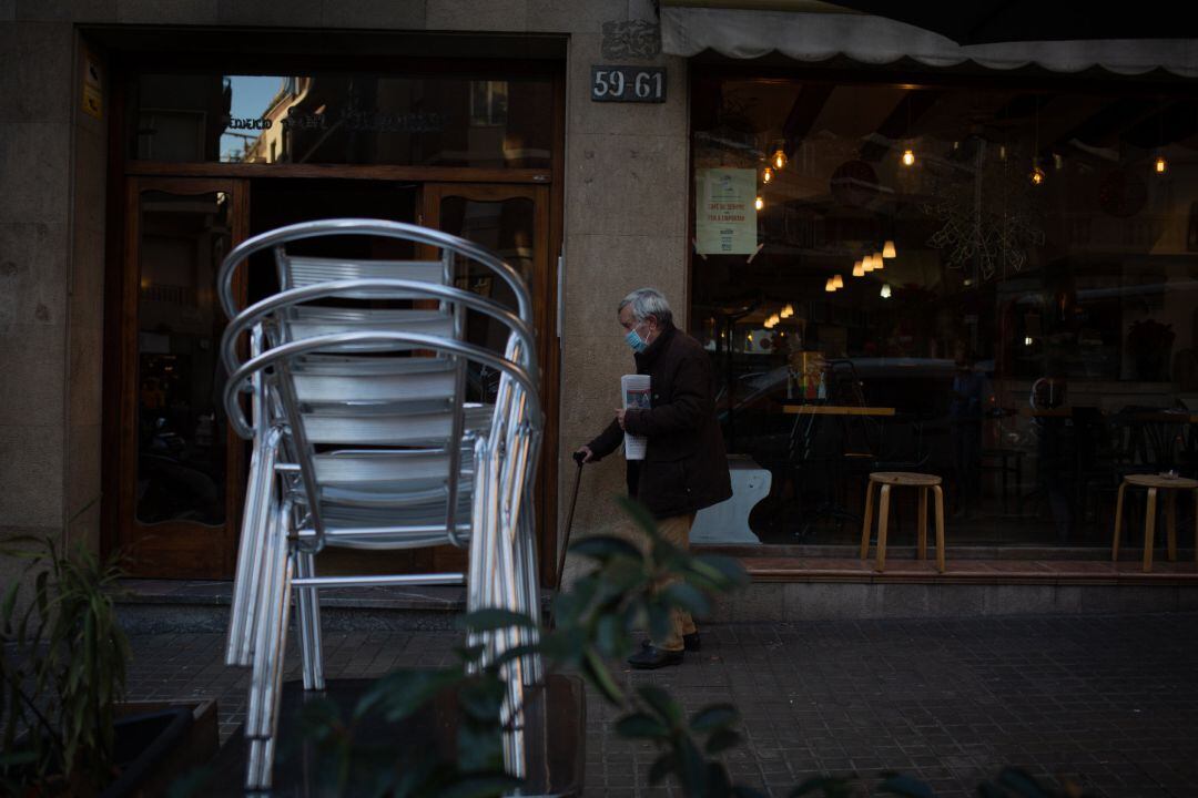 Sillas vacías en una terraza en una foto de archivo