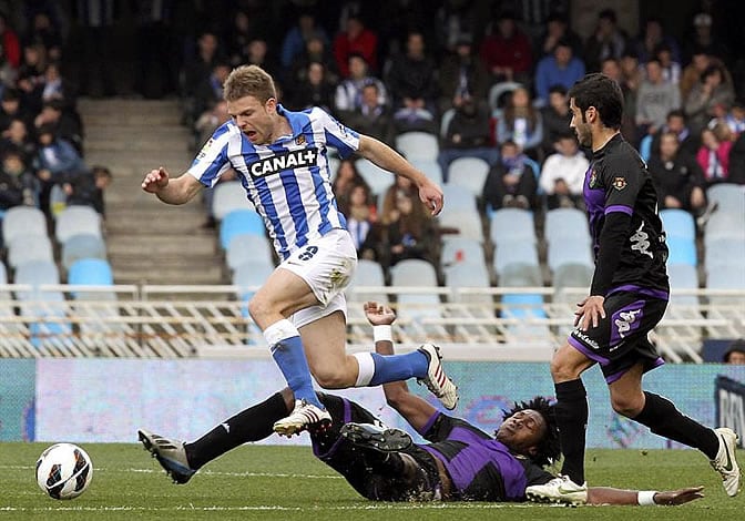 Asier Illarramendi recibe una entrada del delantero angoleño del Real Valladolid, Manucho