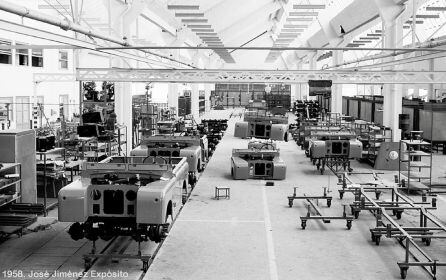 Imagen del año 1958 con los primeros Land Rover fabricados en Linares