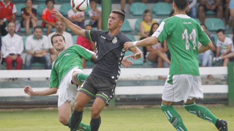 Paulino trata de controlar el balón ante Leguina y Mediavilla