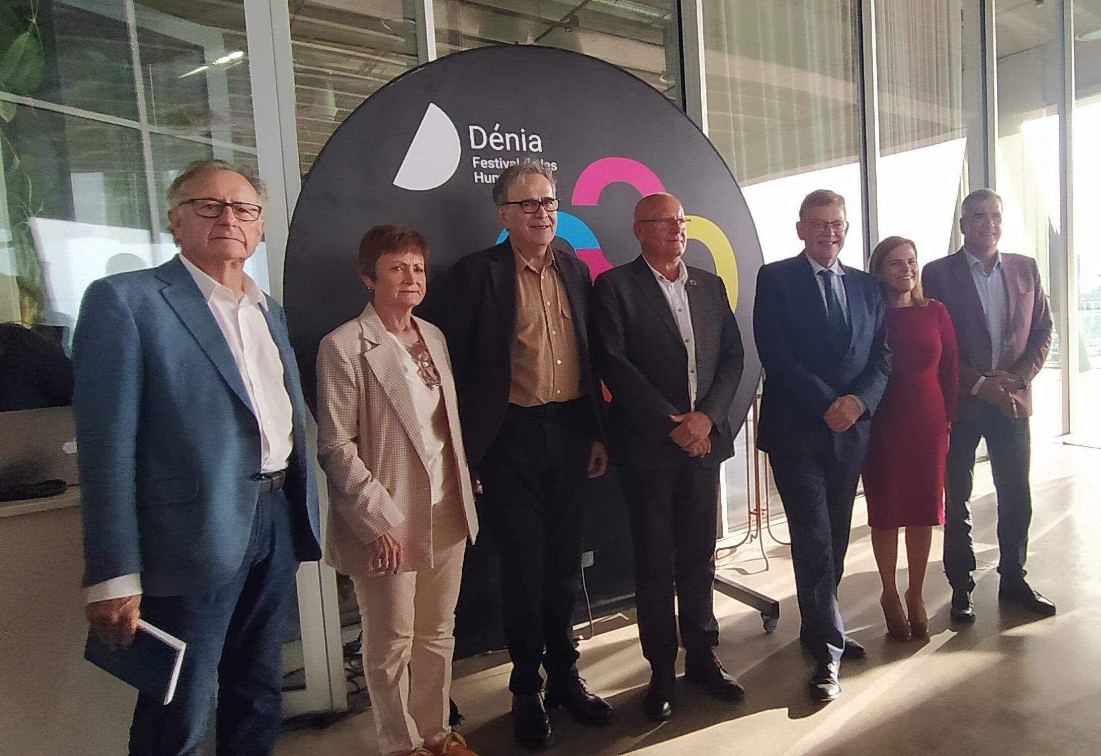 Foto de familia en la inauguración de Dénia Festival de les Humanitats.