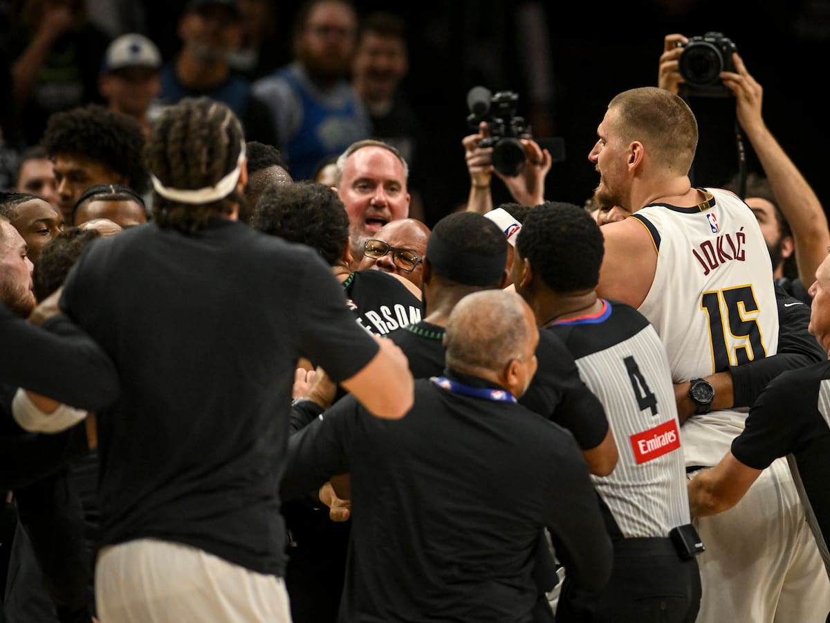 Jokic pierde los papeles y provoca una pelea multitudinaria en la NBA