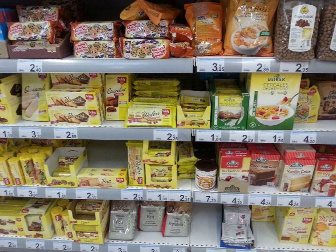 Productos de alimentación en el lineal de un supermercado