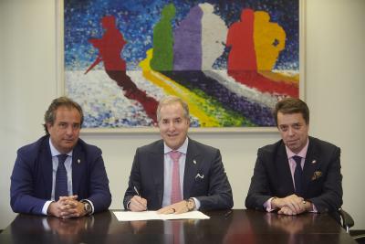 Jorge Mas, junto a Juan Forcén y Gustavo Serpa, en la firma de la compra del club