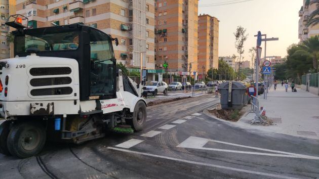 Maquinaria arreglando el destrozo en las jardineras provocado por el camión