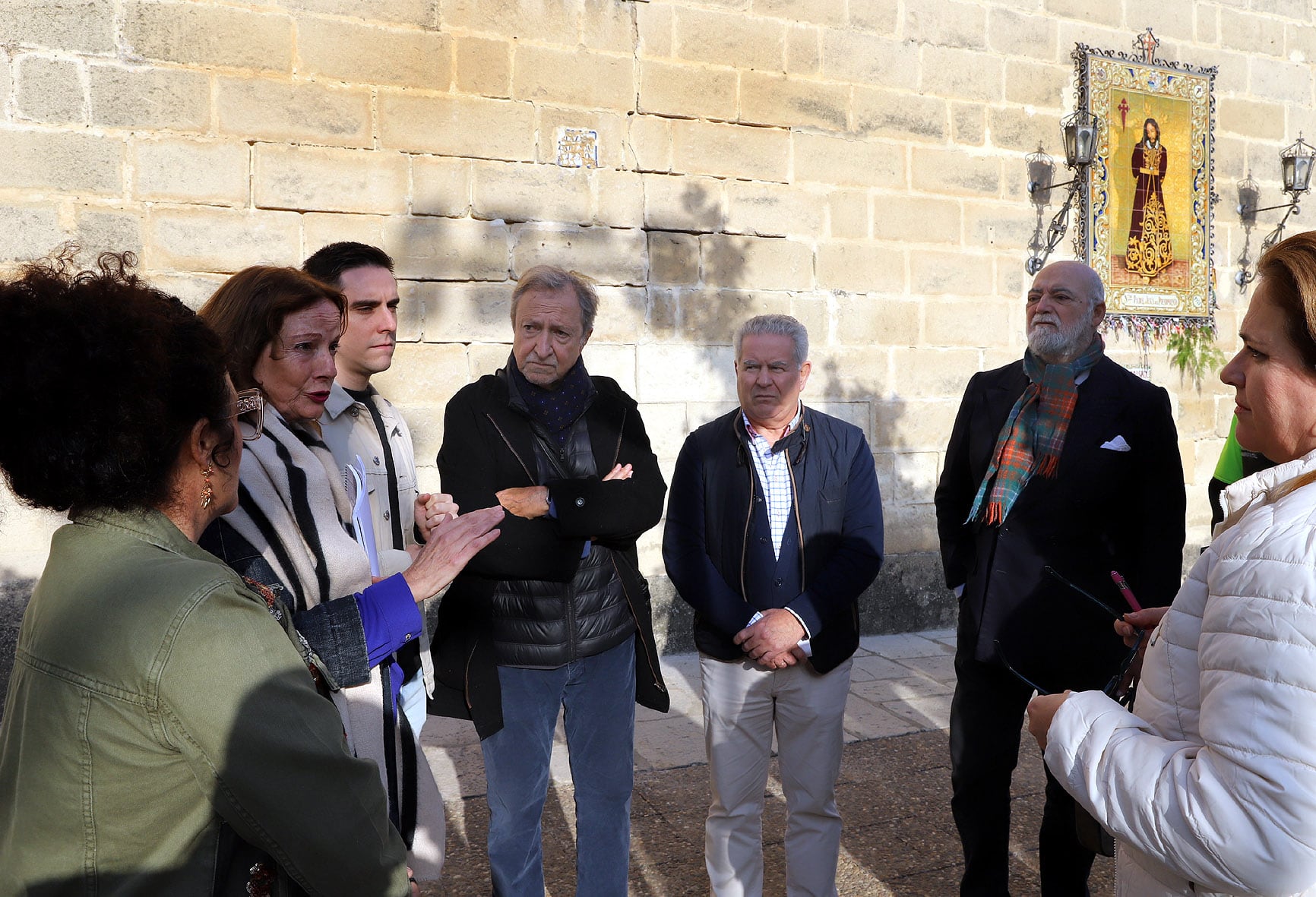 Jaime Espinar junto a vecinos del barrio de Santiago